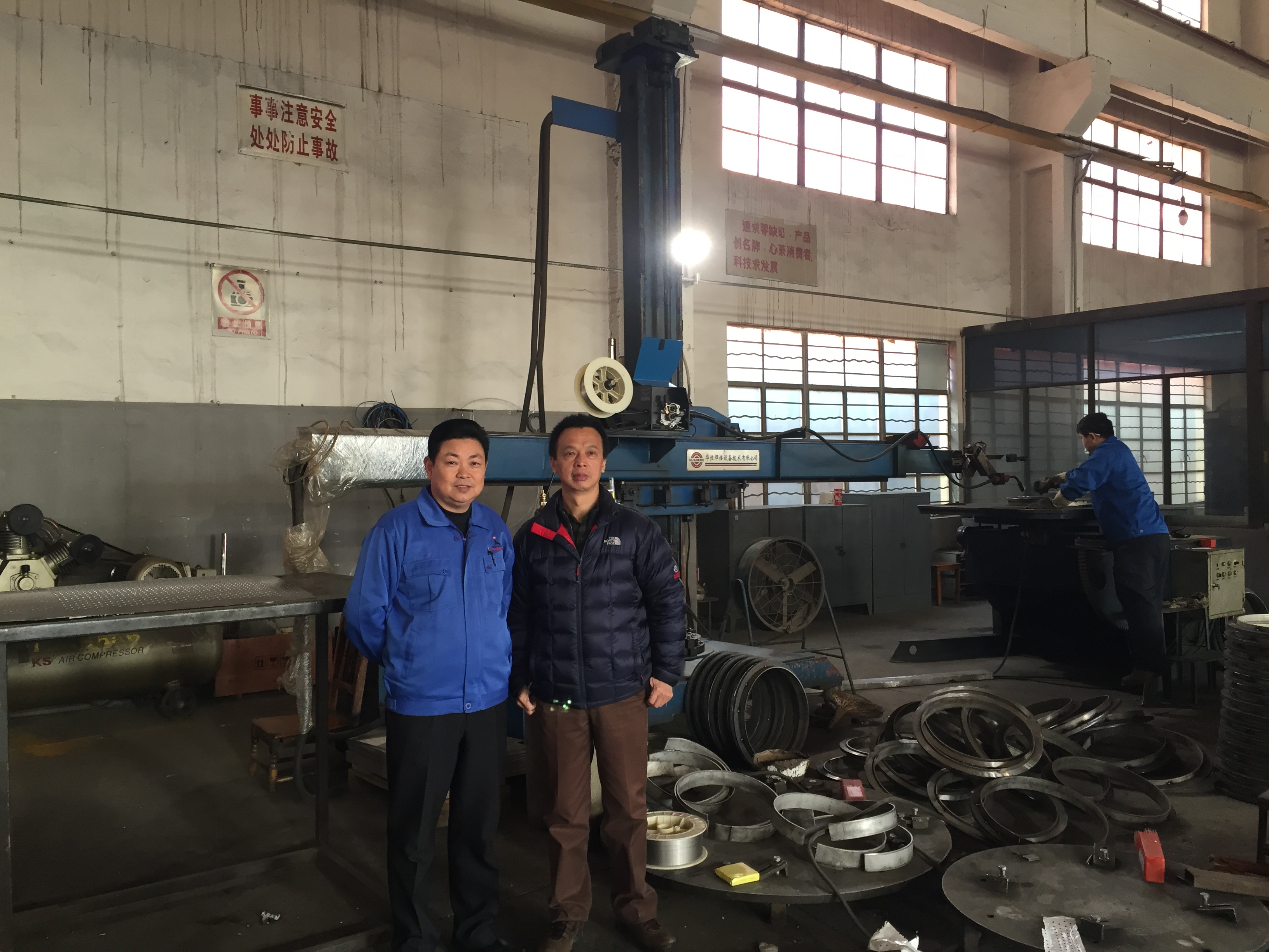 图为海狮邬总和尊龙凯时徐董在尊龙凯时老装备前合影 图为海狮邬总和尊龙凯时徐董在尊龙凯时老装备前合影